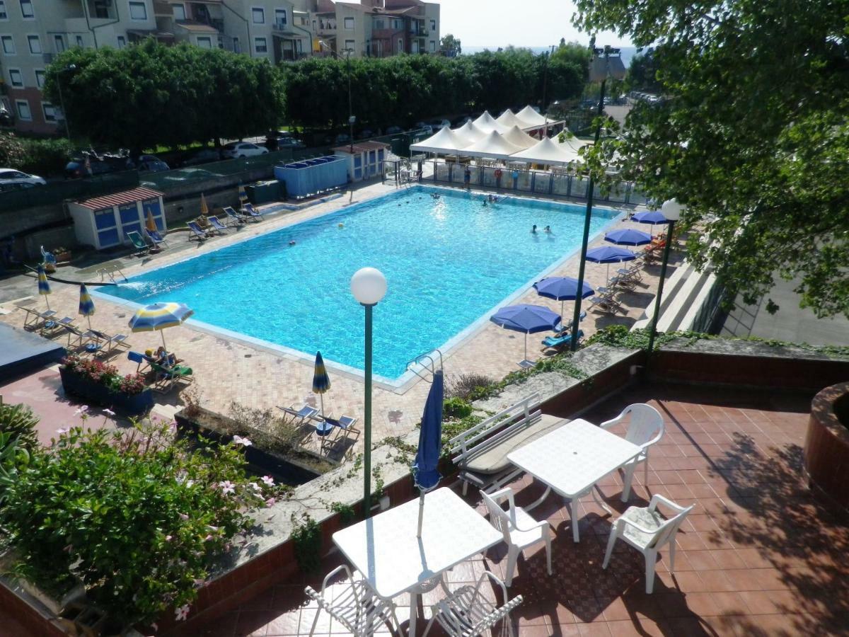 Pietre Nere Aparthotel Giardini-Naxos Exterior foto